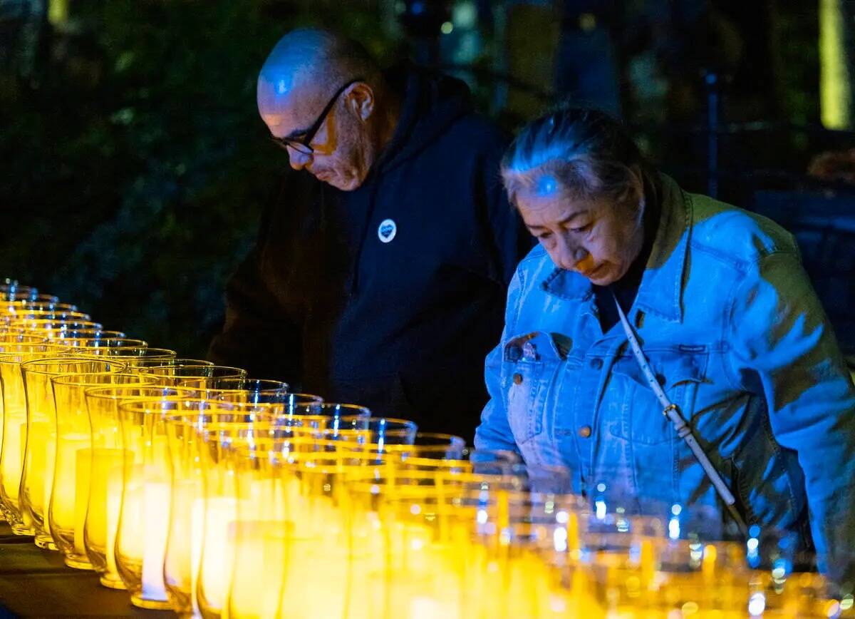 Se encienden velas mientras la alcaldesa Carolyn Goodman lee los nombres de las víctimas del 1 ...