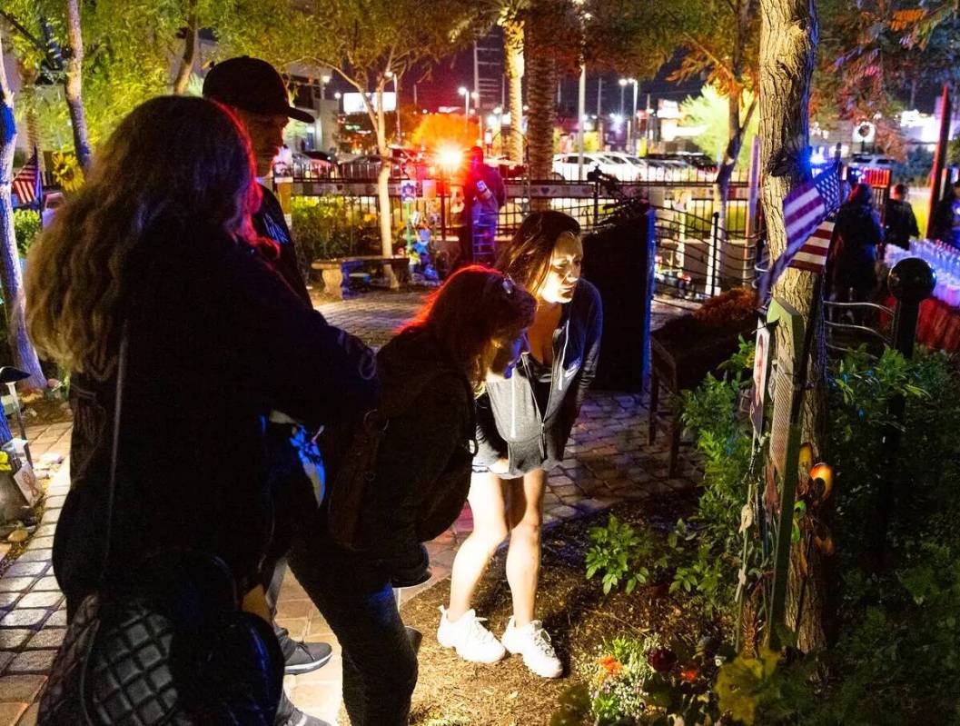 Familiares de Cameron Robinson, víctima de un tiroteo, visitan el Community Healing Garden ant ...