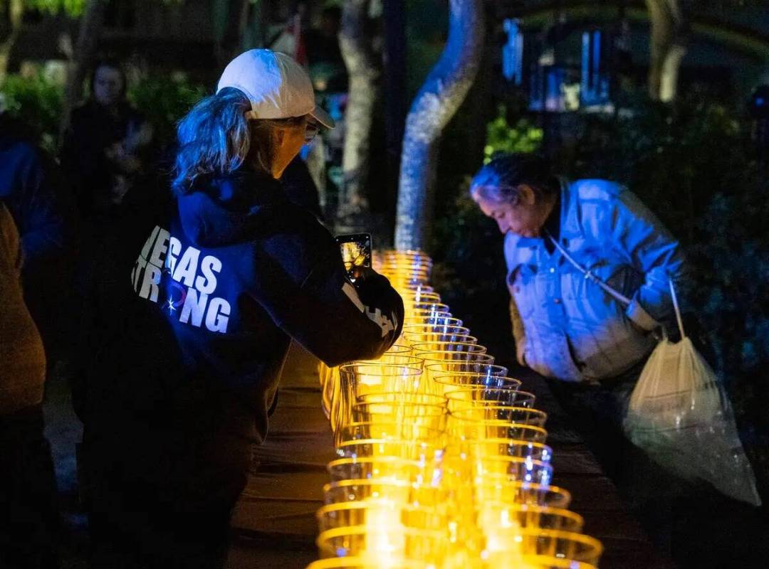 Kimberly Baker, sobreviviente del tiroteo del 1 de octubre, es consolada por su esposo Petr Ter ...