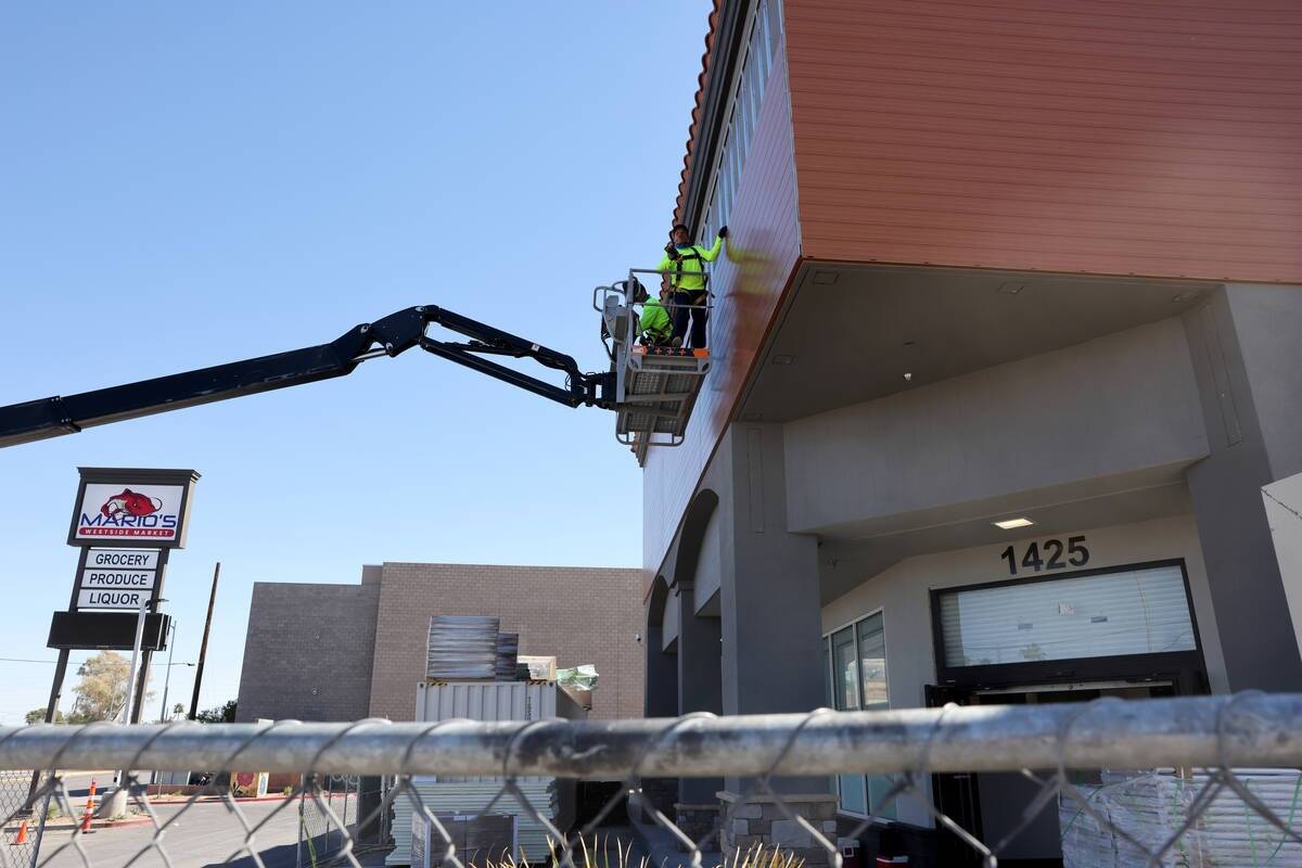 Trabajadores dan los toques finales al nuevo Mario's WestSide Market en Las Vegas el lunes 25 d ...