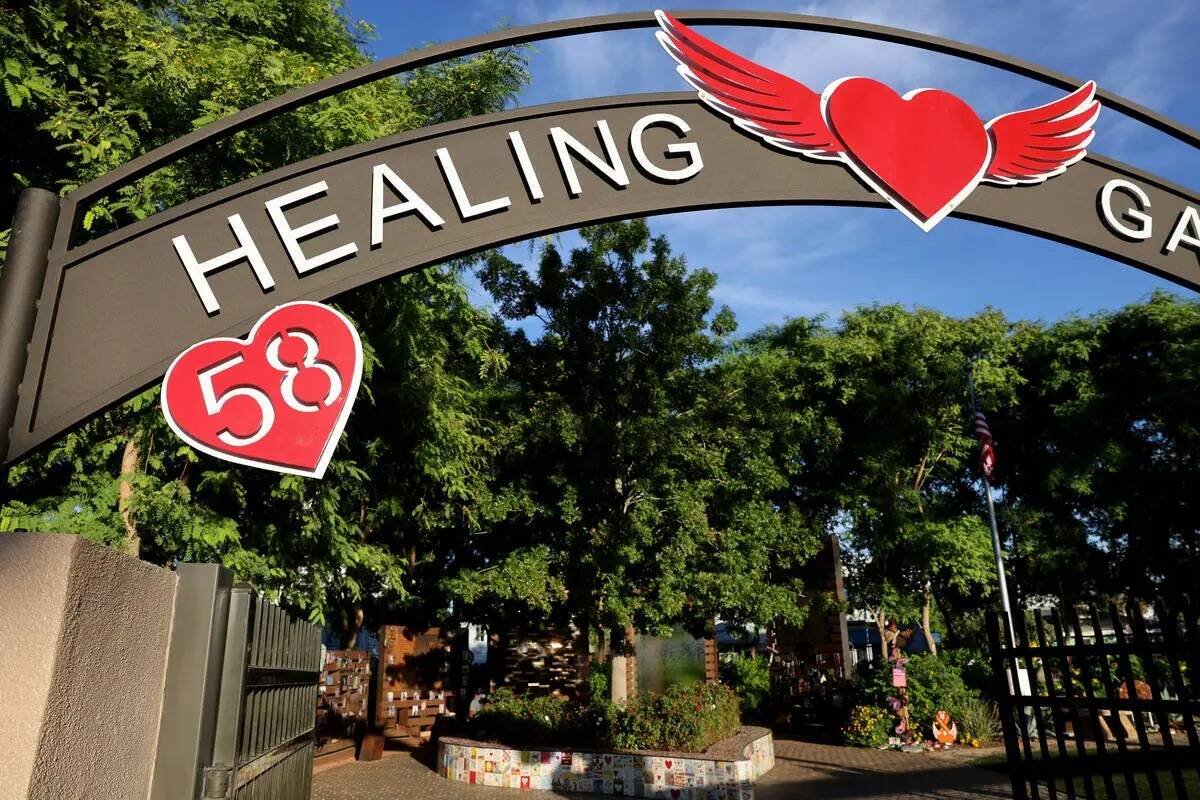 El Las Vegas Community Healing Garden 1 de octubre se muestra en el centro de Las Vegas el mié ...