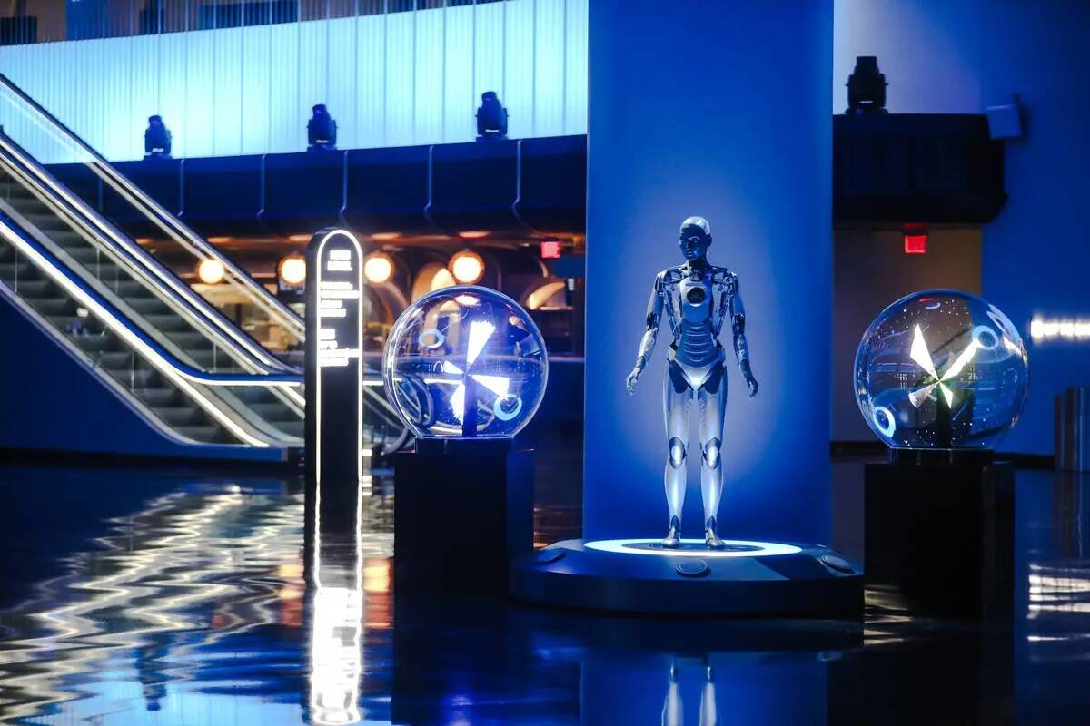 Aura, uno de los cinco robots humanoides en el atrio de The Sphere en Las Vegas, el jueves 28 d ...