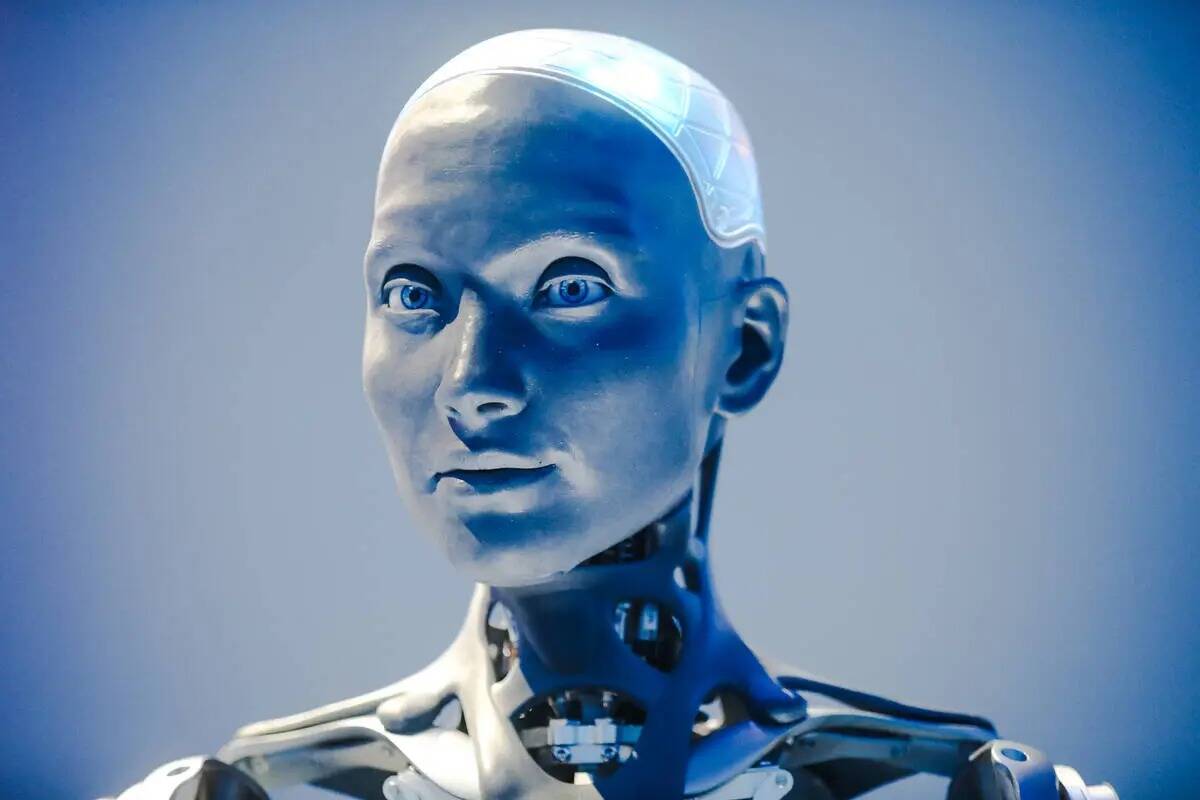 Aura, uno de los cinco robots humanoides en el atrio de The Sphere en Las Vegas, el jueves 28 d ...