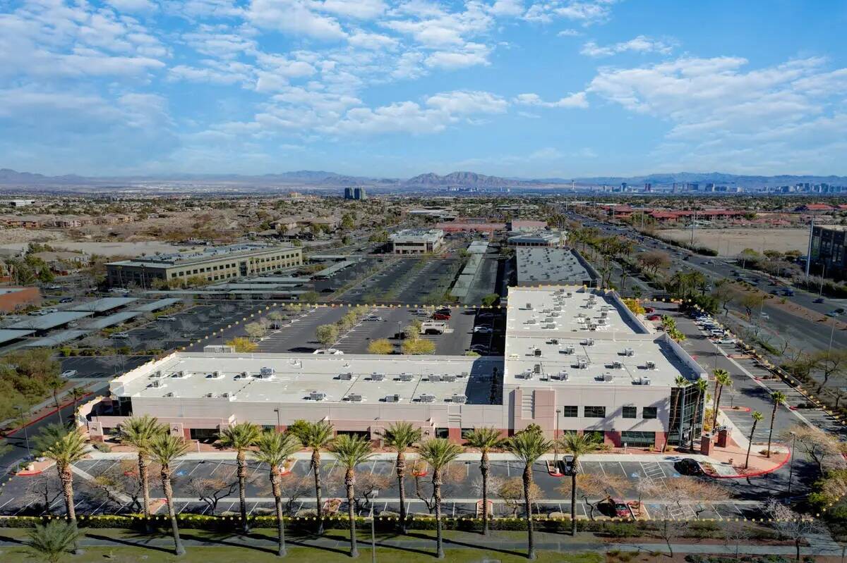 Un edificio de oficinas en 10750 W. Charleston Blvd. en la comunidad de Summerlin de Las Vegas ...