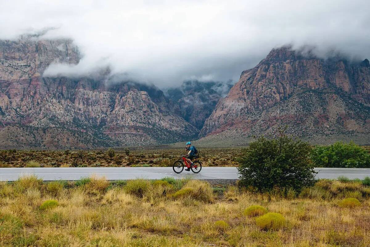 Brian Lee pedalea por el sendero Scenic Loop Drive, cerrado a los visitantes debido a las inmin ...