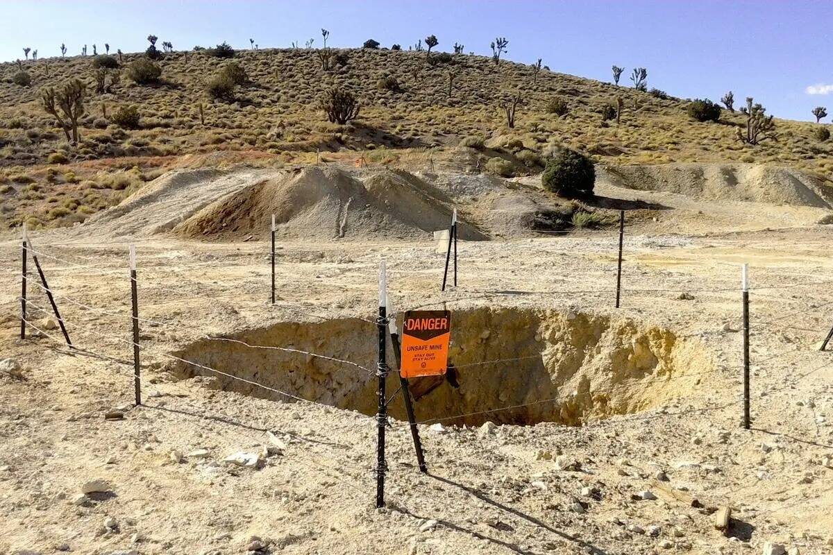Un pozo minero expuesto en el Condado Clark que los funcionarios de minas abandonadas del estad ...