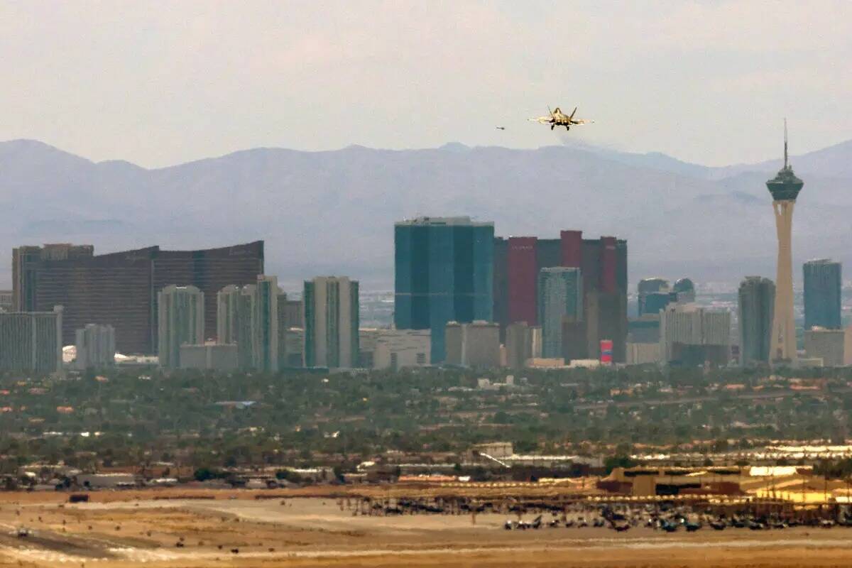 Un avión comienza una aproximación para el aterrizaje en la Base Aérea Nellis con el horizon ...