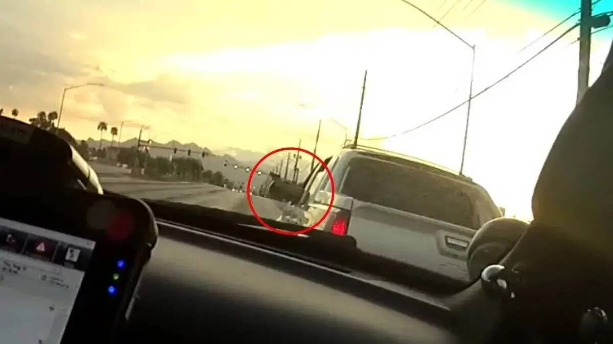 Un video del Departamento de Policía Metropolitana de Las Vegas muestra el brazo de Justin Lei ...