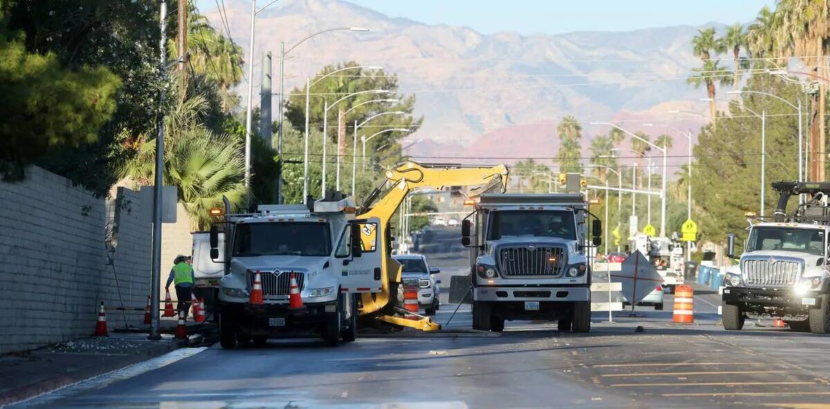 Empleados del Distrito de Aguas del valle de Las Vegas trabajan en una avería de la tubería p ...