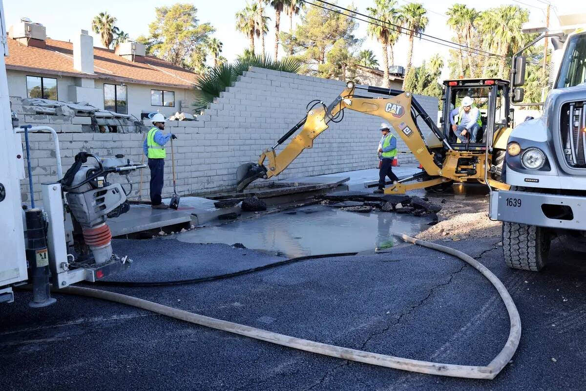 Empleados del Distrito de Aguas del valle de Las Vegas trabajan en una avería de la tubería p ...