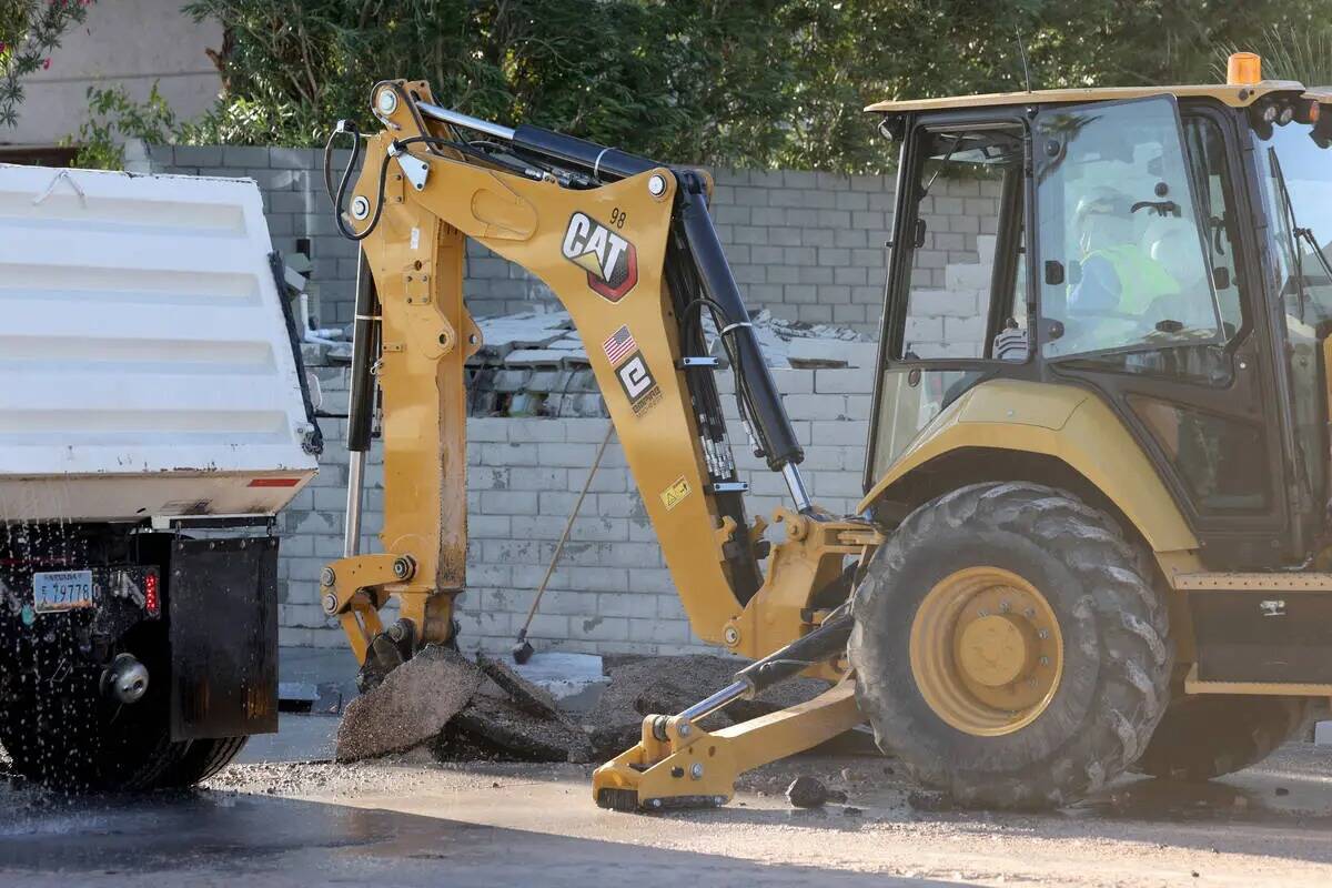 Empleados del Distrito de Aguas del valle de Las Vegas trabajan en una avería de la tubería p ...