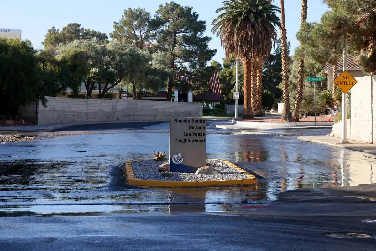 Se ve agua en la calzada en Oakey Boulevard en Villa De Conde Way en Las Vegas el miércoles 4 ...