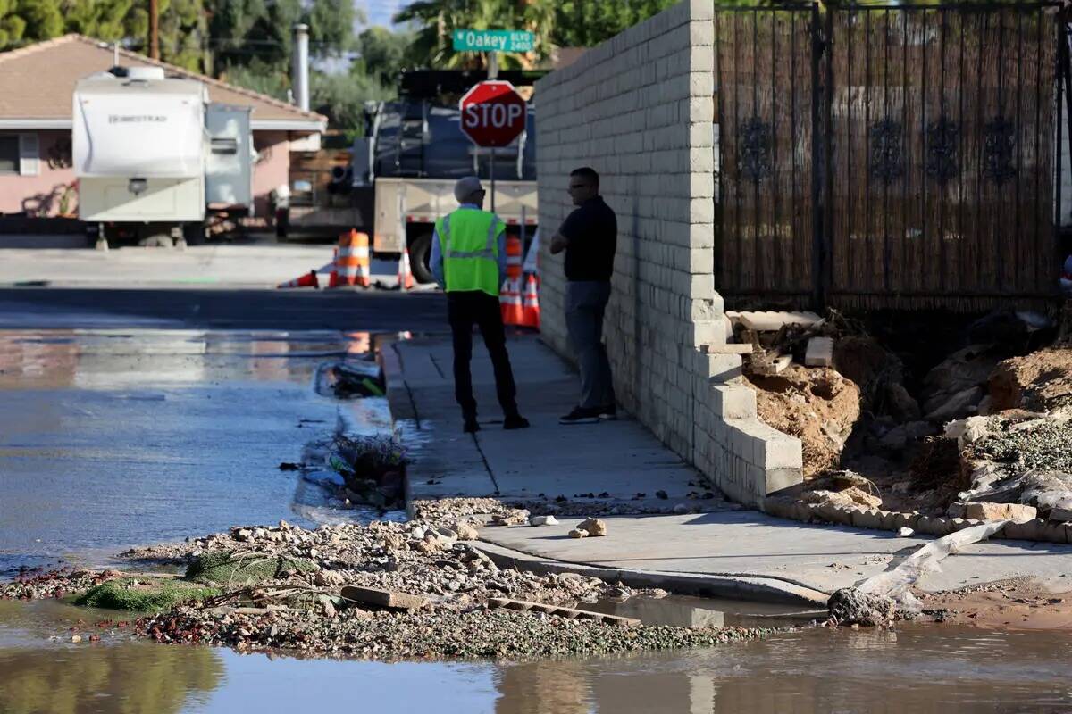 Se ve agua en la calzada en Villa De Conde Way y Las Solana Way en Las Vegas el miércoles 4 de ...