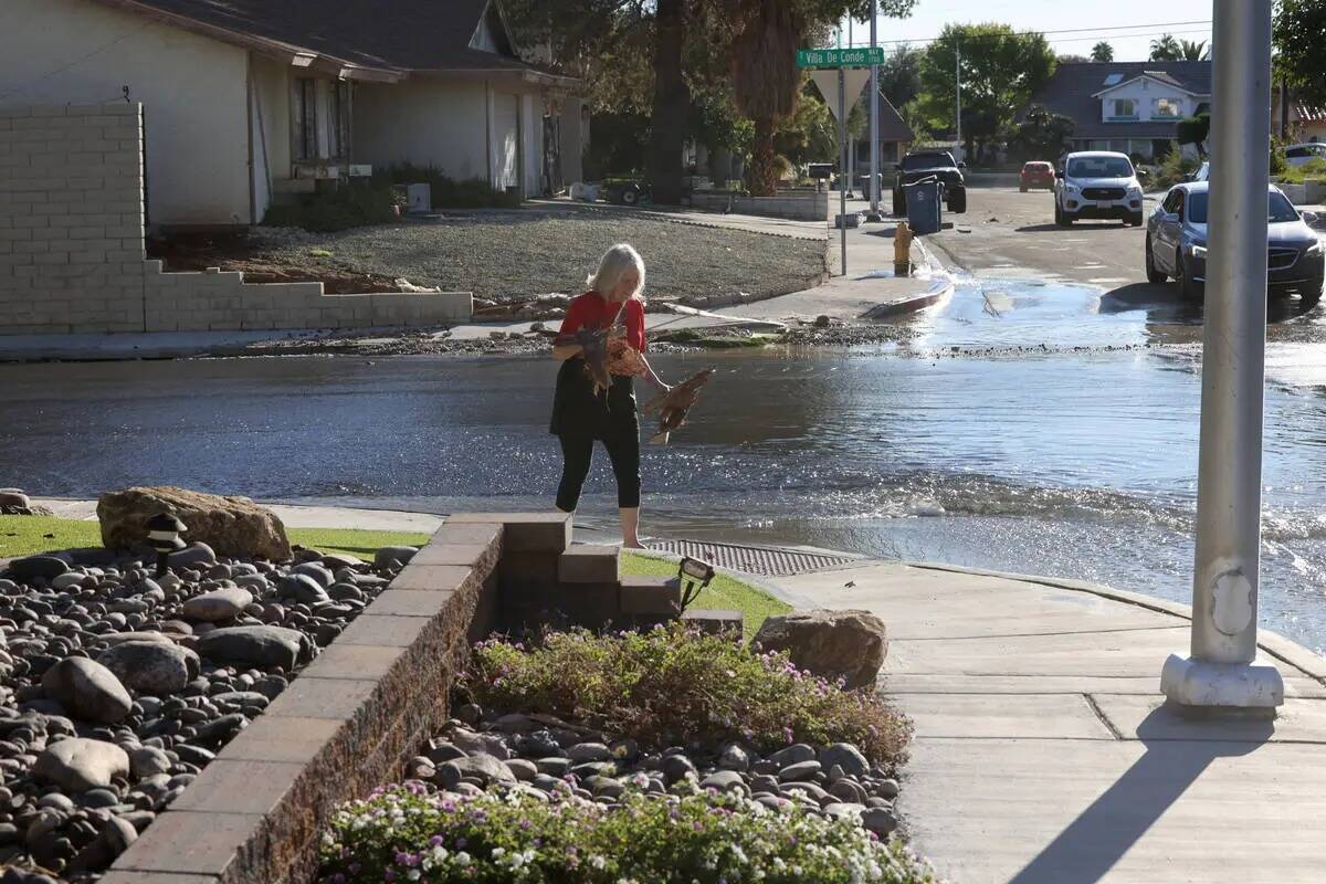 Se ve agua en la calzada en Villa De Conde Way y Las Solana Way en Las Vegas el miércoles 4 de ...