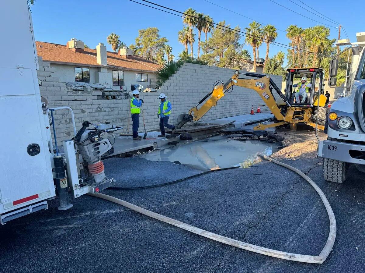 Empleados del Distrito de Aguas del Valle de Las Vegas trabajan en una avería de la tubería p ...