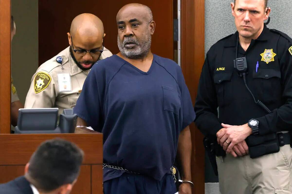 Duane Davis, acusado de disparar mortalmente al rapero Tupac Shakur en 1996, es conducido a la ...