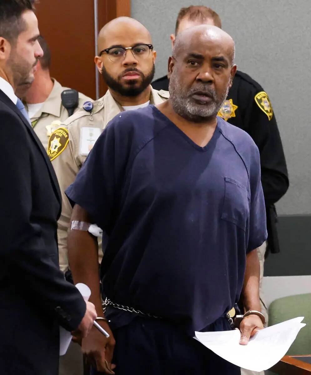 Duane Davis, acusado de disparar mortalmente al rapero Tupac Shakur en 1996, es conducido a la ...