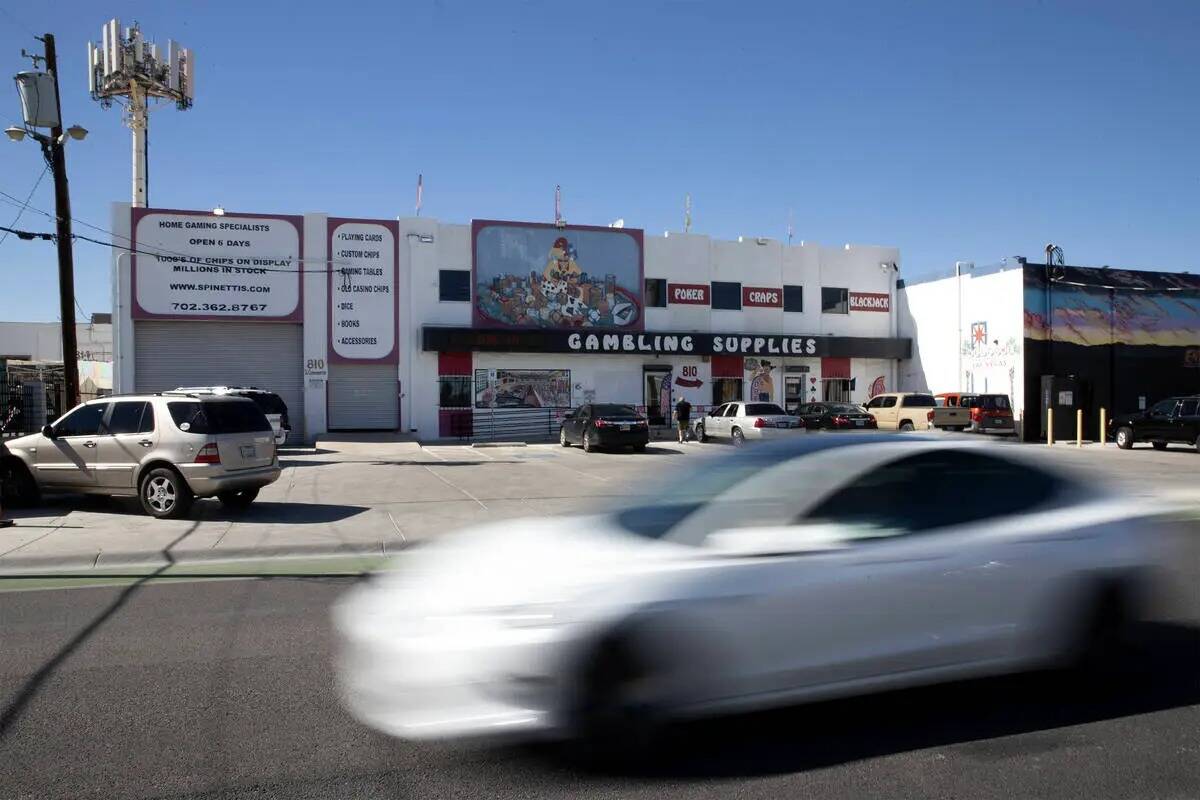 Un vehículo circula por Main Street frente a Spinetti's Gaming Supplies el martes 26 de septie ...