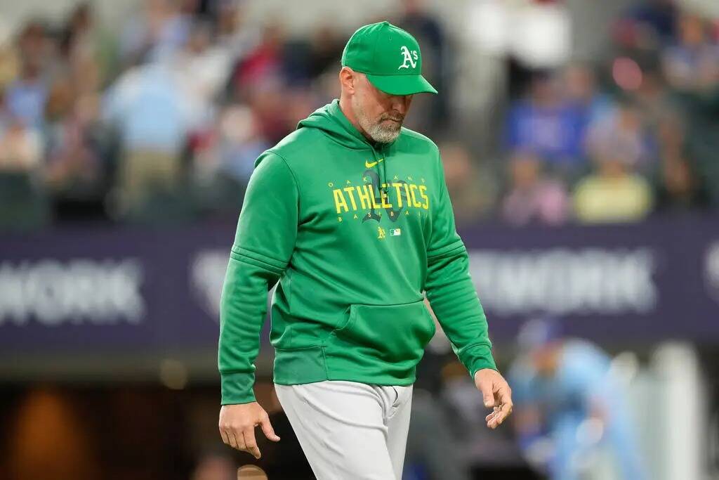 El manager de los Oakland Athletics Mark Kotsay camina hacia el dugout después de un cambio de ...