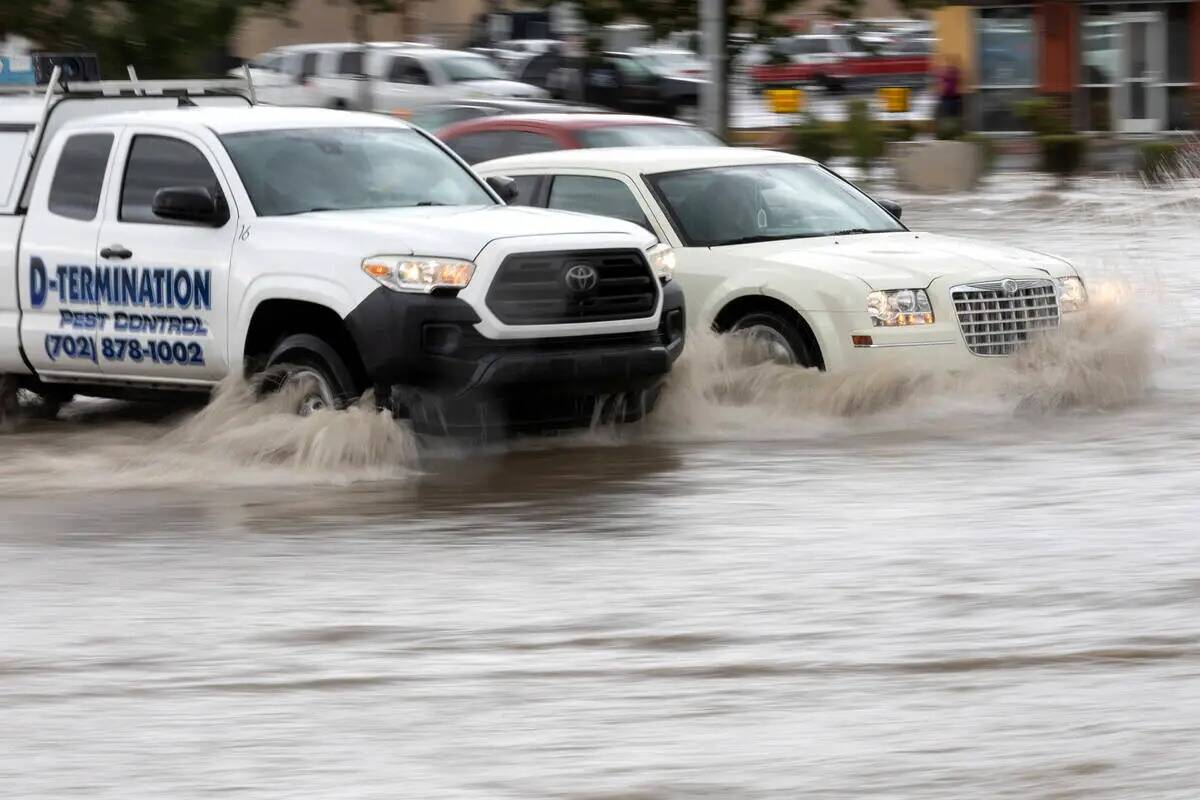 El tránsito atraviesa una inundación repentina en East Sahara Avenue y South Eastern Avenue e ...