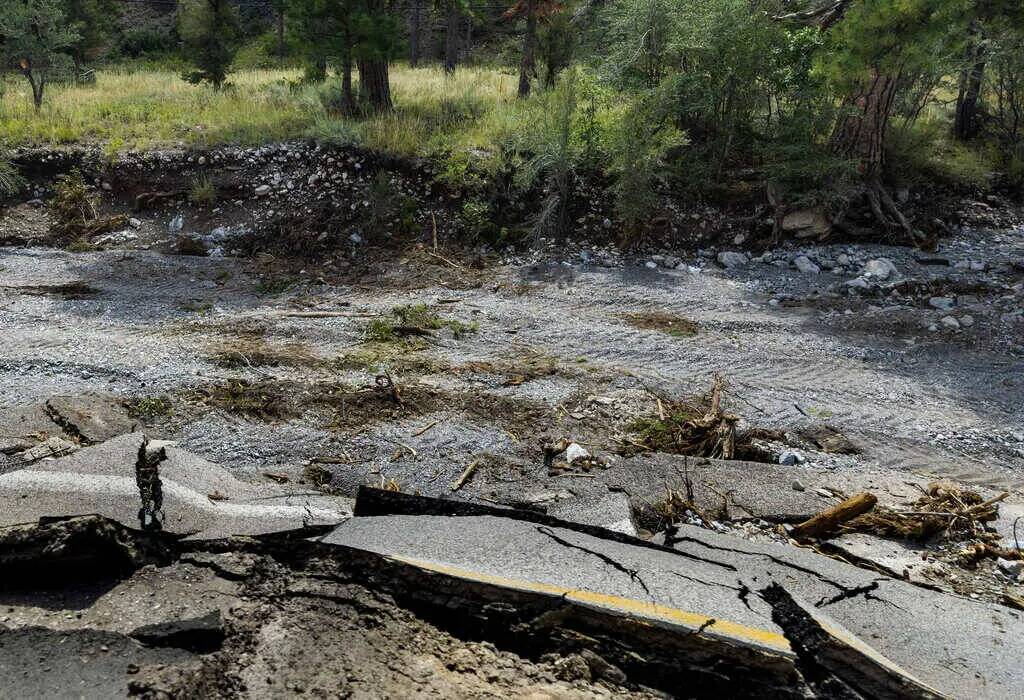 Secciones de Kyle Canyon Road están desmoronadas o arrastradas por el agua mientras continúa ...