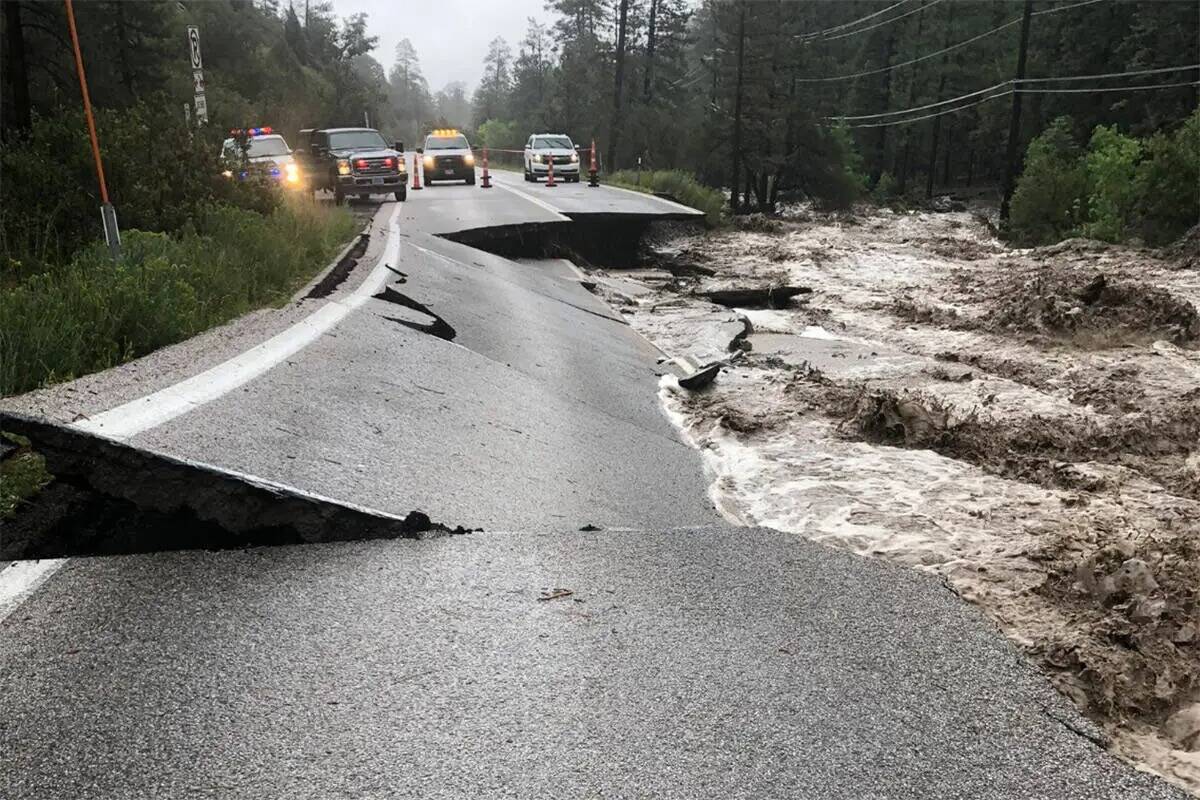 Las fuertes lluvias han provocado inundaciones repentinas en Monte Charleston que han dañado g ...