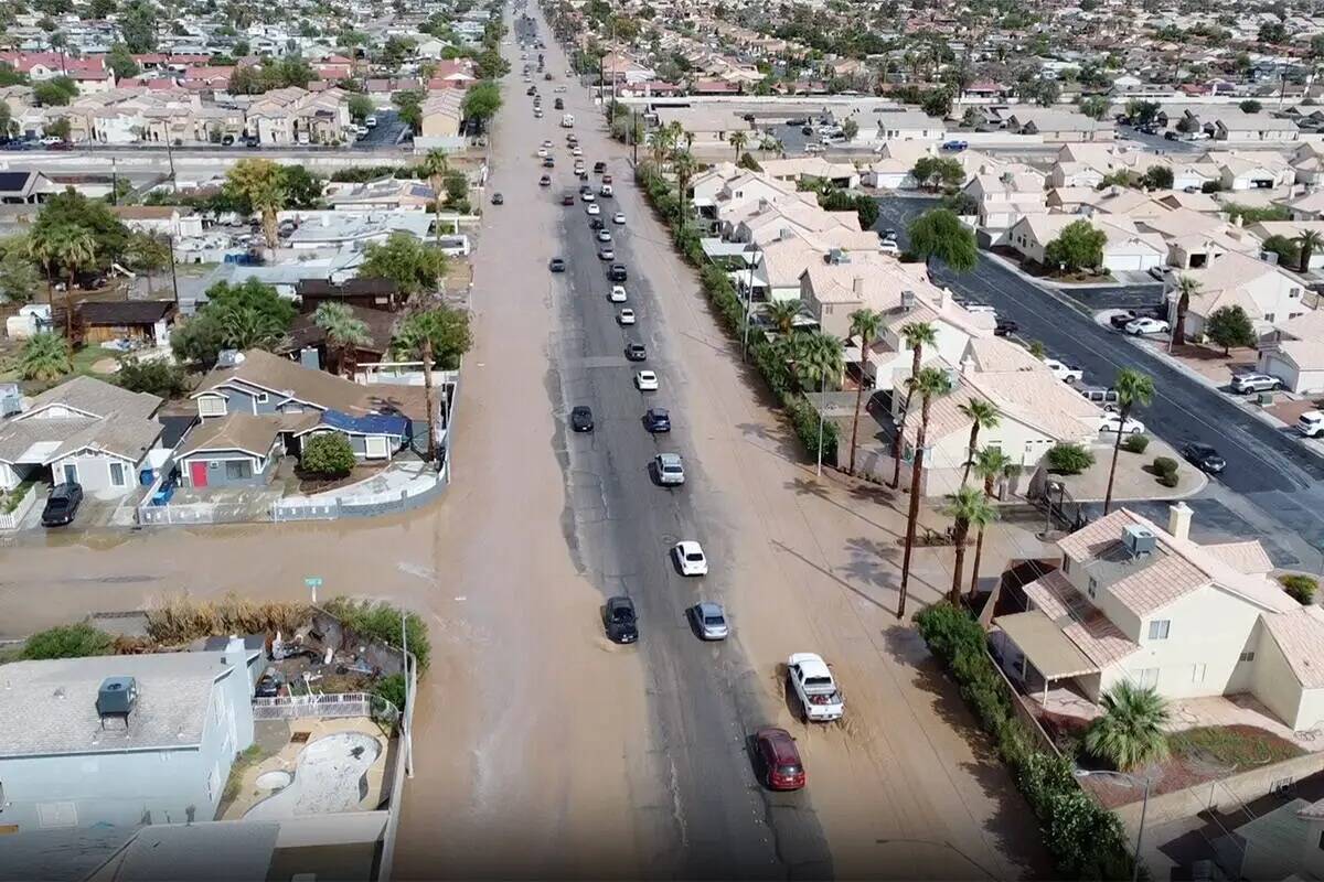 Las carreteras se inundan en el East Side después de que las tormentas monzónicas dejaran cae ...