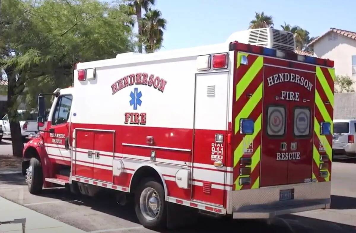 Una ambulancia del Departamento de Bomberos de Henderson está estacionada fuera del nuevo Cent ...