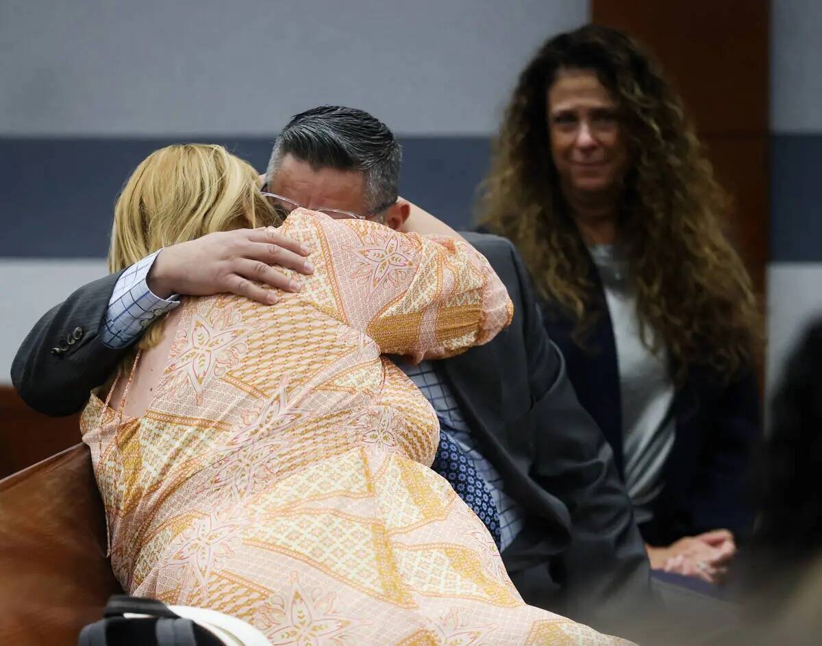 Los padres de Aiden Cicchetti se abrazan después de que los cargos contra su hijo fueran deses ...