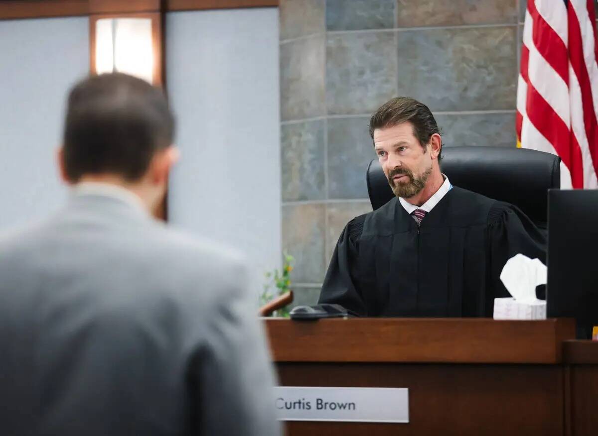 El juez de Paz Pro Tempore Curtis Brown se dirige a el Tribunal en relación con el caso contra ...