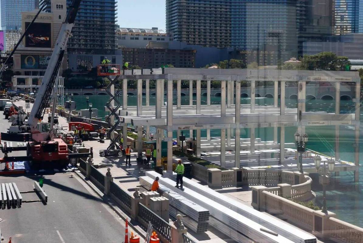 El sitio de construcción de la Fórmula 1 se ve en las Fountains of Bellagio el 25 de septiemb ...