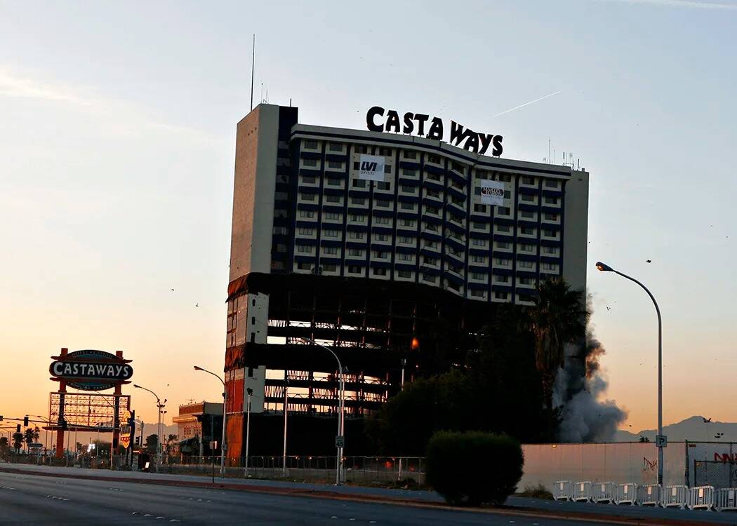Implosión del hotel y casino Castaways el 11 de enero de 2006. (Archivos del Review-Journal)