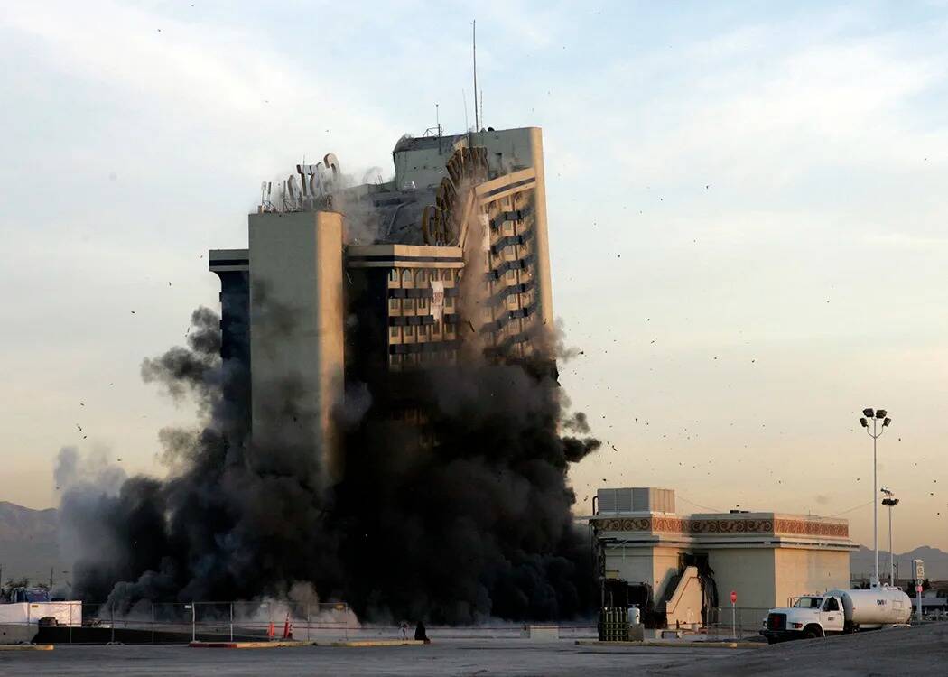 Implosión del hotel y casino Castaways el 11 de enero de 2006. (Archivos del Review-Journal)