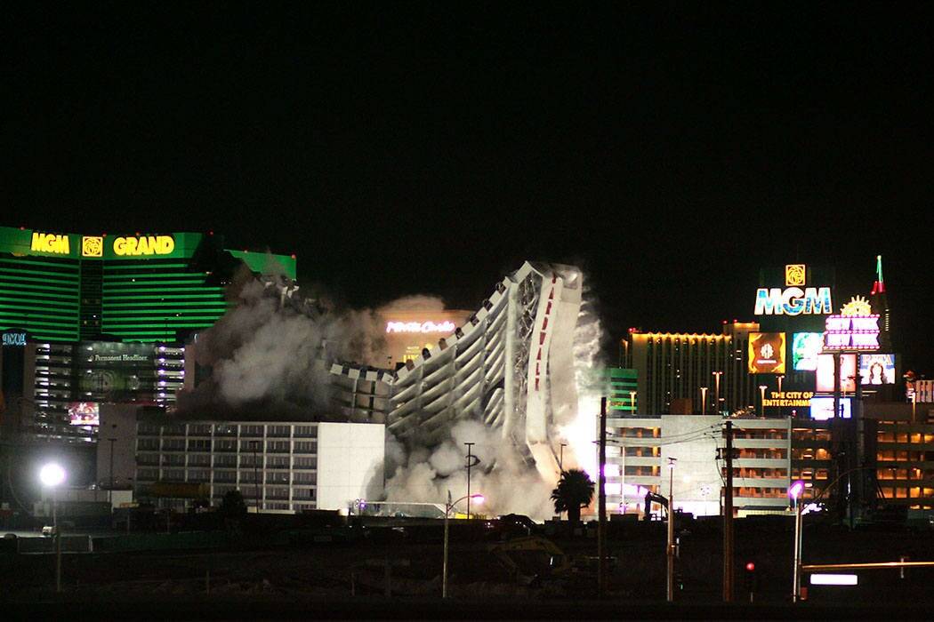 El hotel-casino Boardwalk comienza a colapsar sobre sí mismo al ser implosionado el 9 de mayo ...