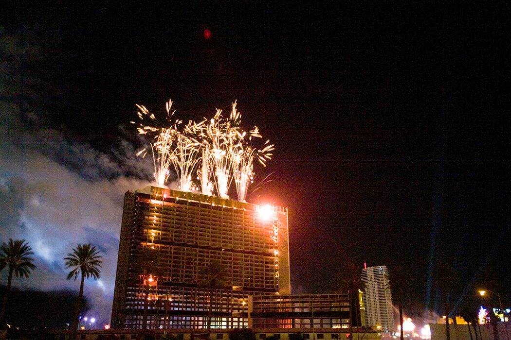 Fuegos artificiales sobre el Stardust momentos antes de su implosión el 13 de marzo de 2007. ( ...