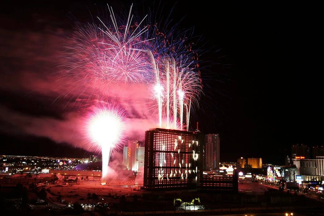 Los fuegos artificiales señalan la cuenta atrás para la implosión del Stardust el 13 de marz ...