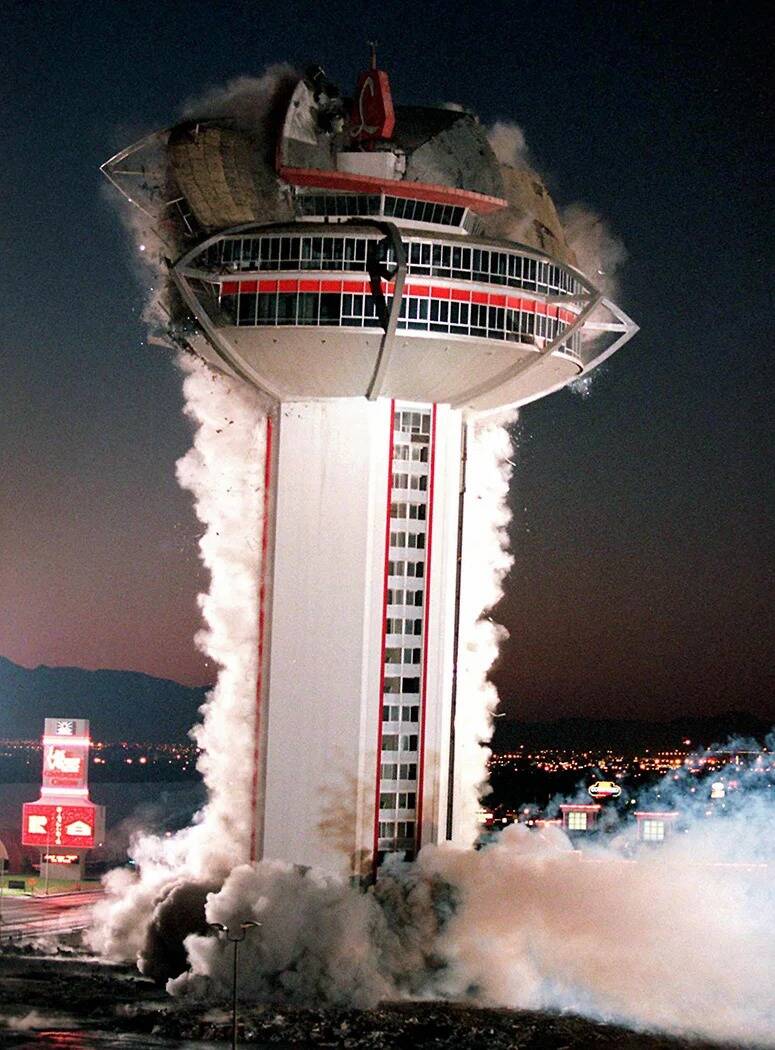 La torre del hotel-casino Landmark se derrumba el 7 de noviembre de 1995. (Archivos del Review- ...