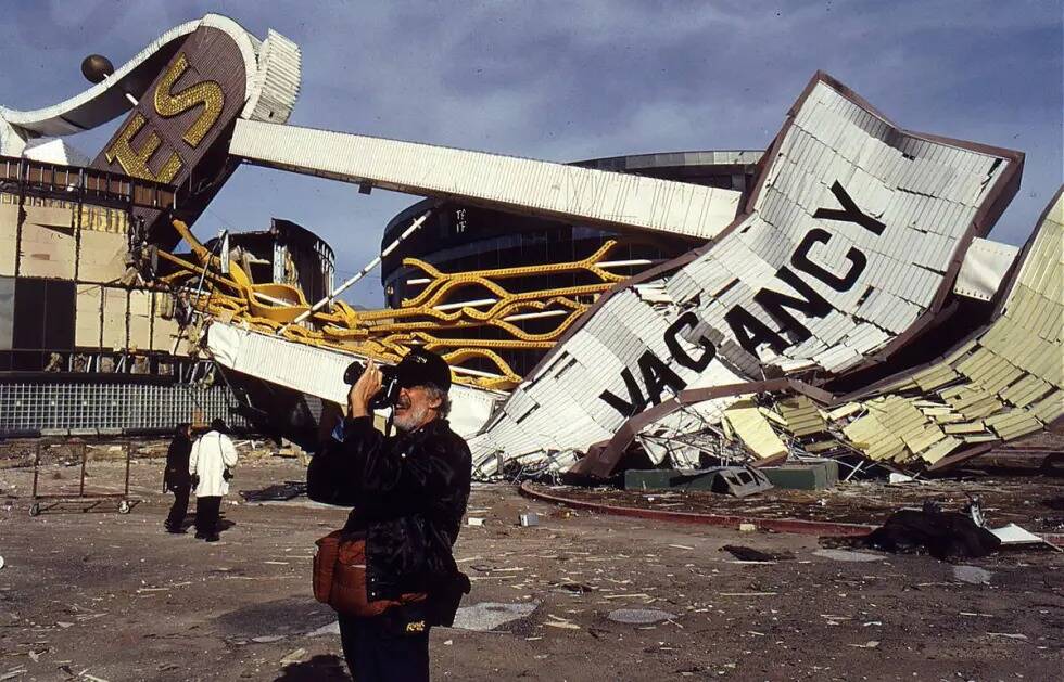 El 29 de octubre de 1993, un fotógrafo examina los daños causados en el sitio donde recientem ...