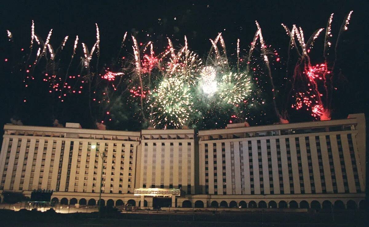 Fuegos artificiales sobre Hacienda el 31 de diciembre de 1996, antes de su implosión. (Archivo ...