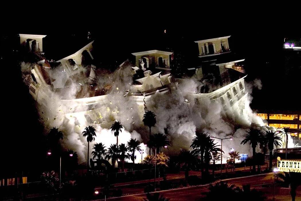 La torre Augusta del Desert Inn implosionada el 23 de octubre de 2001. (Archivos del Review-Jou ...