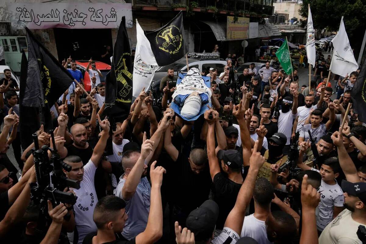 Un palestino lleva el cuerpo de Ahmad Awawda, de 19 años, muerto el día anterior en enfrentam ...
