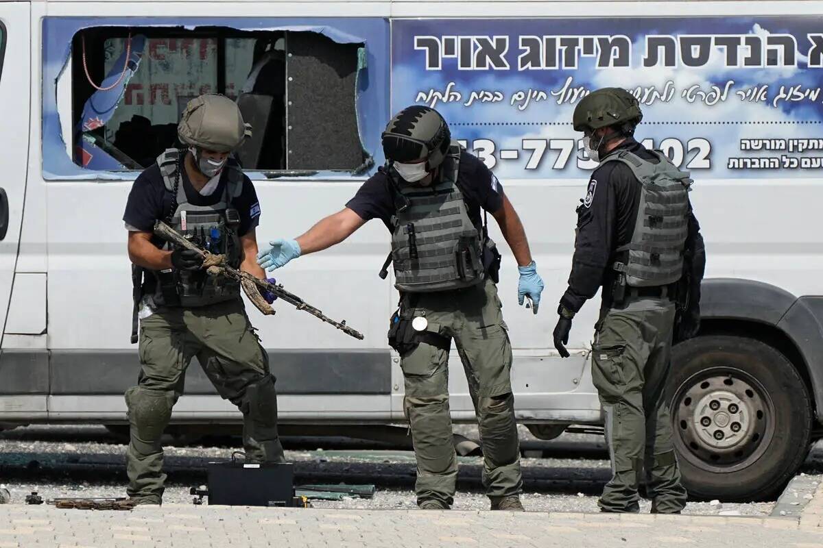 La policía israelí recupera armas usadas por militantes frente a una comisaría que fue invad ...