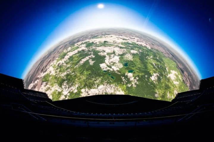 Una escena del espectáculo teatral "Postcard From Earth" de Darren Aronofsky, que se estrenó ...