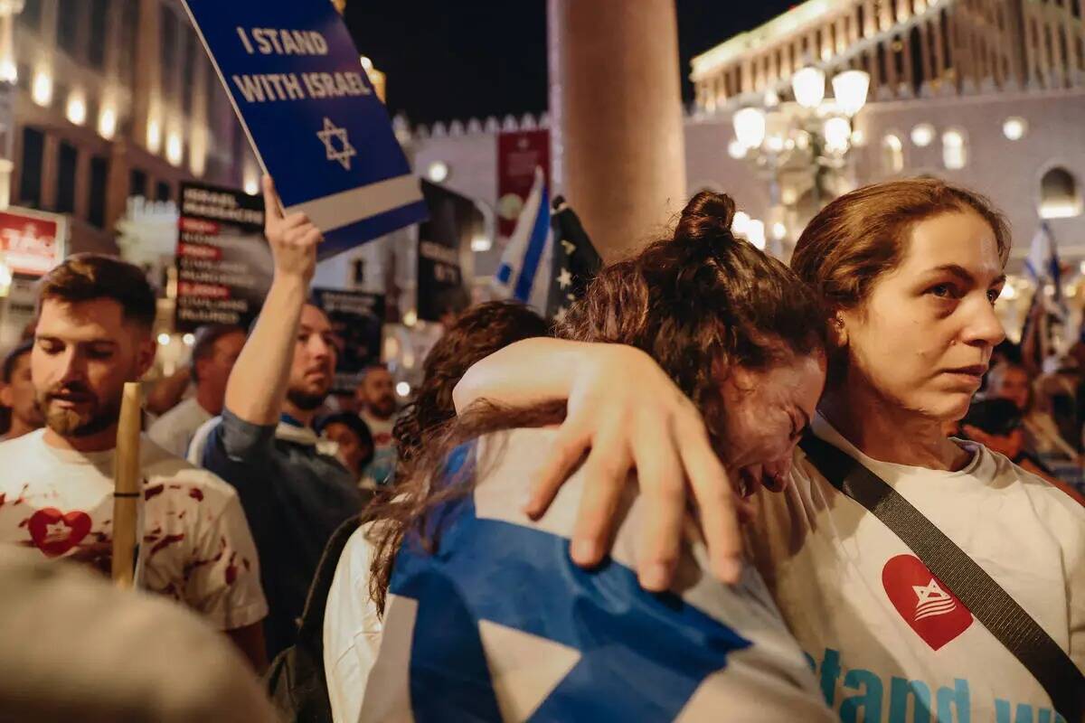 Una mujer llora durante una manifestación pro-Israel frente al Venetian el domingo 8 de octubr ...