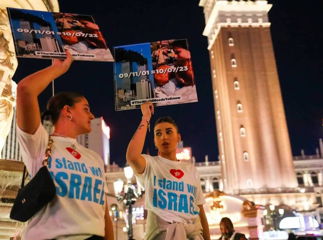 Simpatizantes pro Israel se reúnen frente al Venetian el domingo 8 de octubre de 2023, en Las ...