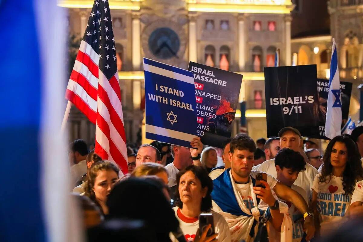 Simpatizantes pro Israel se reúnen frente al Venetian el domingo 8 de octubre de 2023, en Las ...