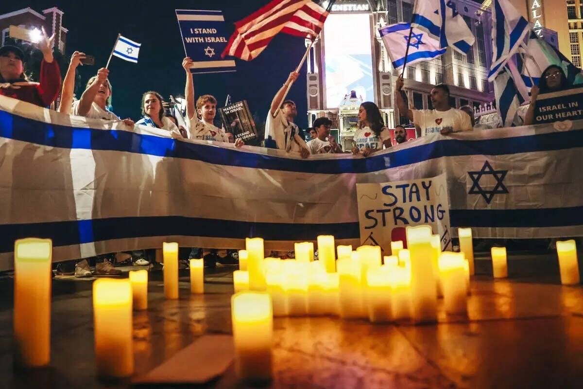 Una vigilia tiene lugar durante una manifestación pro-Israel frente al Venetian el domingo 8 d ...