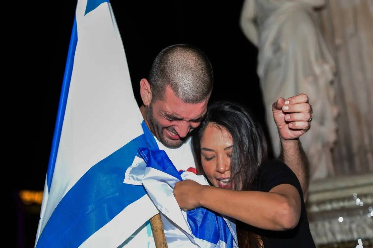 Simpatizantes pro Israel lloran por sus amigos y familiares en Israel durante una concentració ...