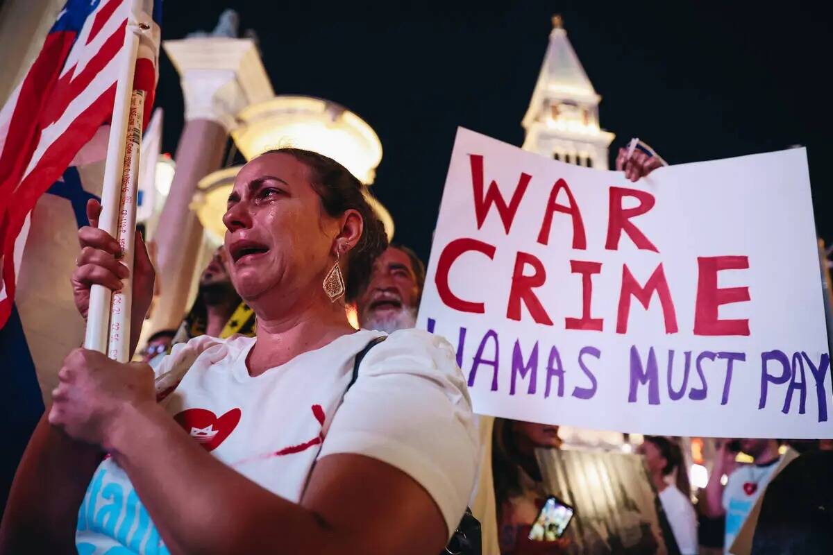 Una mujer llora durante una concentración pro-Israel frente al Venetian el domingo 8 de octubr ...