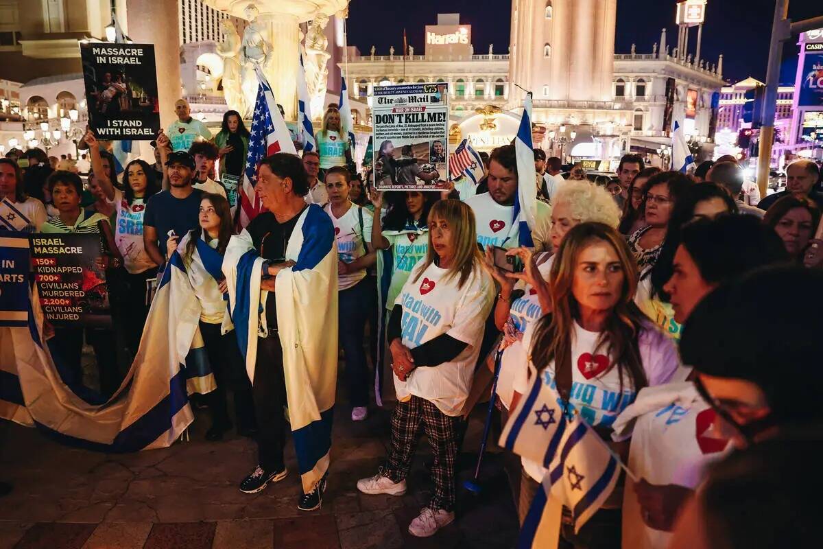 Una vigilia tiene lugar durante una manifestación pro-Israel frente al Venetian el domingo 8 d ...